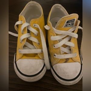 Yellow tie Converse